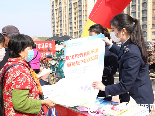 臨港區(qū)稅務(wù)局進(jìn)基層 便民辦稅普及稅法知識(shí)，助力企業(yè)管理升級(jí)